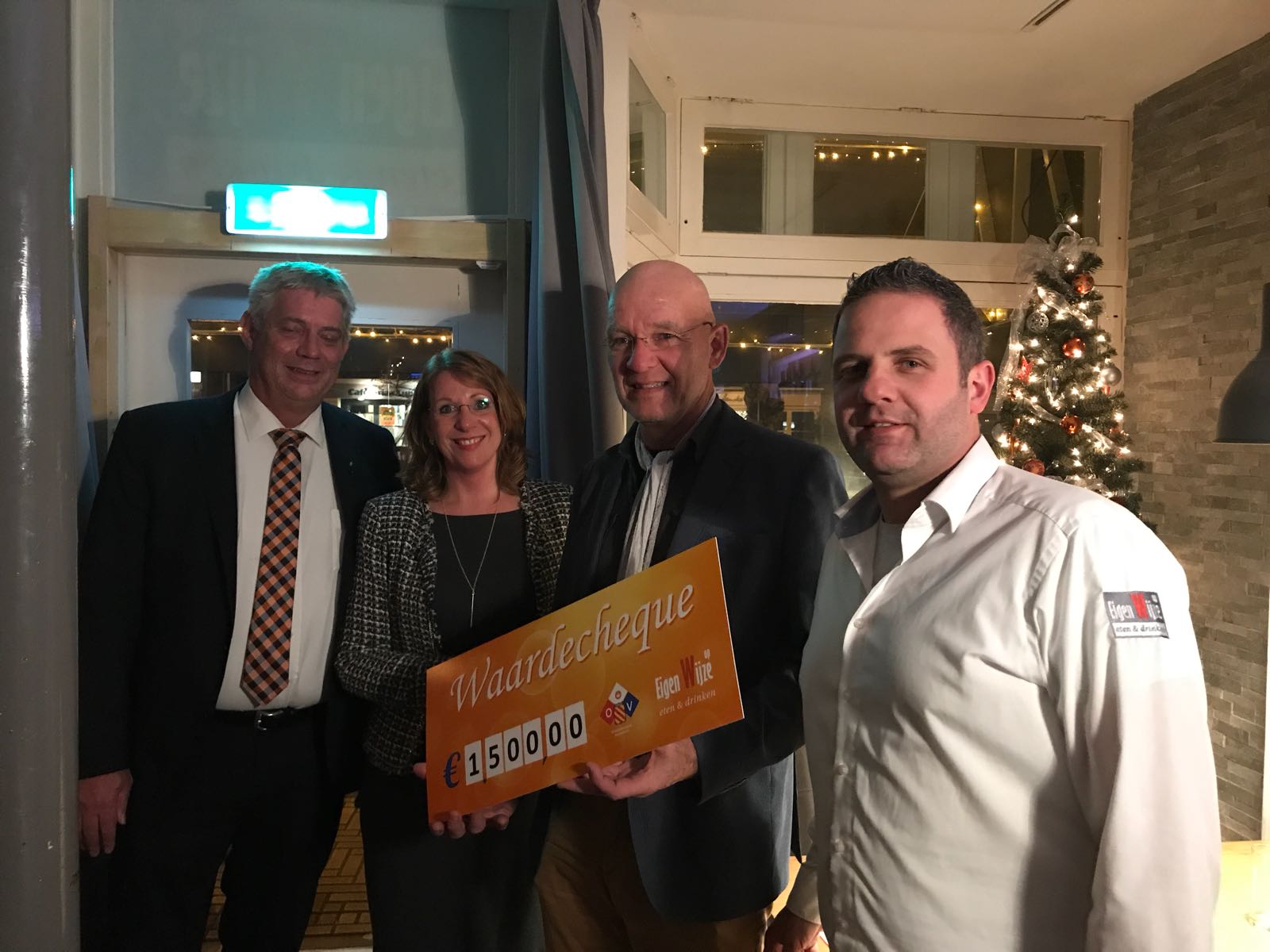 Oranjevereniging Sassenheim - Kerstdiner cheque Stichting De Zevensprong