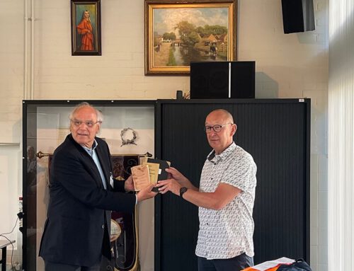 Oranjevereniging Sassenheim schenkt 100-jarig archief aan Stichting Oud Sassenheim